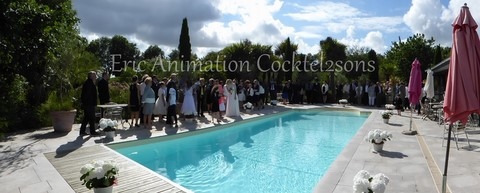 Cocktail de mariage autour de la piscine